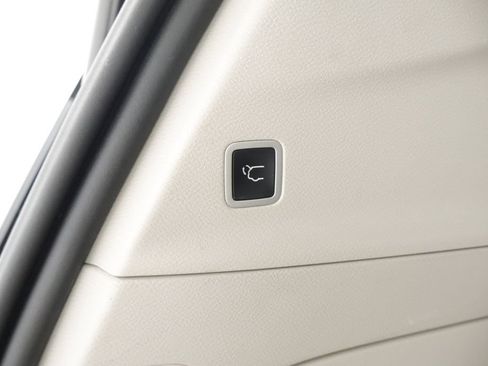 Used 2023 Chrysler Pacifica Touring-L FWD image 17