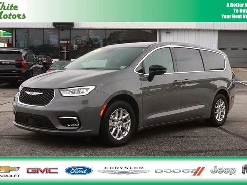 Used 2025 Chrysler Pacifica Select FWD image 1