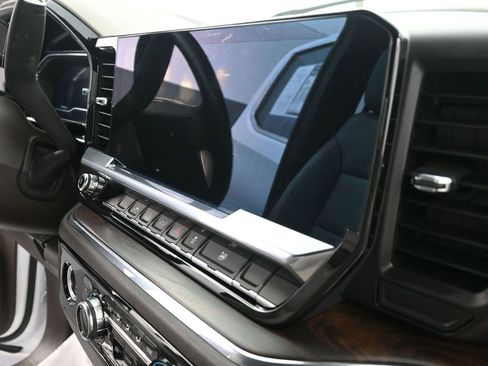 Used 2023 GMC Sierra 1500 SLT image 17