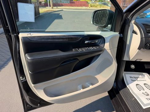 Used 2018 Dodge Grand Caravan SE FWD image 9