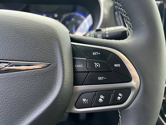 Used 2025 Chrysler Pacifica Select FWD image 61