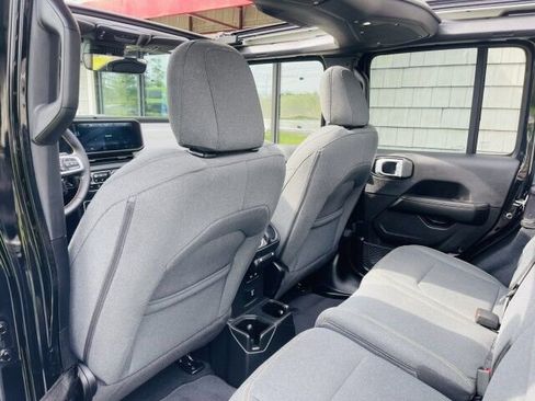 Used 2024 Jeep Wrangler Unlimited Sahara w/ Technology Group AWD/4WD image 14