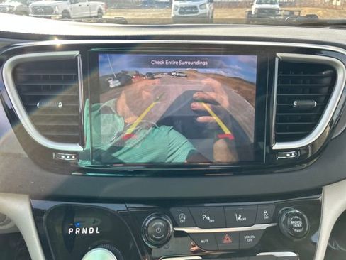 Used 2023 Chrysler Pacifica Touring-L image 30