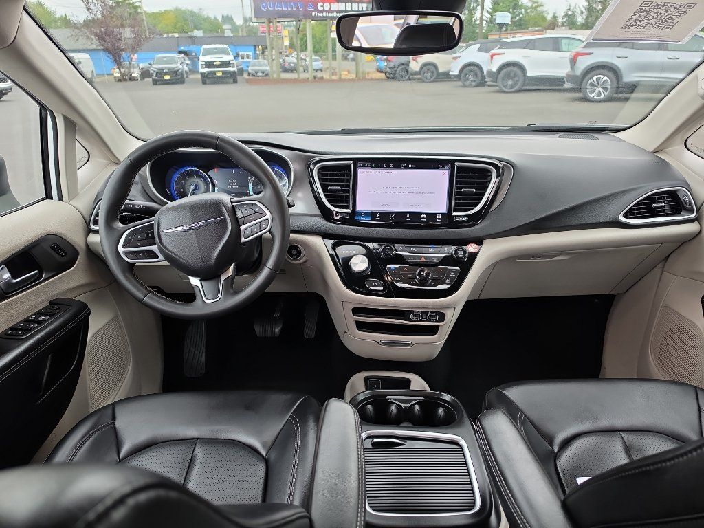 Used 2023 Chrysler Pacifica Touring-L FWD image 19