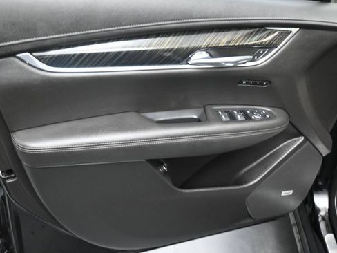 Used 2022 Cadillac XT6 Premium Luxury w/ Technology Package FWD image 2
