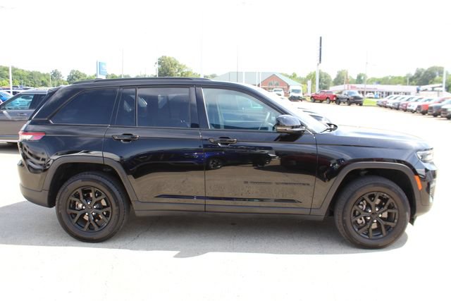 Used 2024 Jeep Grand Cherokee Altitude AWD/4WD image 5