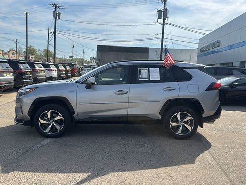 Used 2022 Toyota RAV4 SE w/ Weather & Moonroof Package image 8