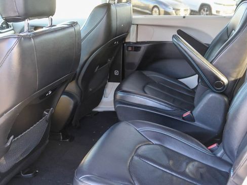 Used 2021 Chrysler Pacifica Touring-L image 14