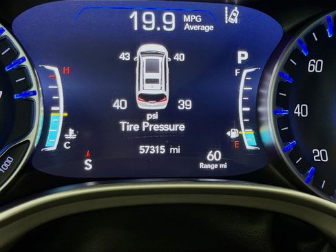 Used 2023 Chrysler Pacifica Touring-L image 8