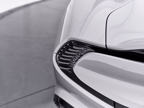 Used 2025 Aston Martin Vanquish RWD image 29