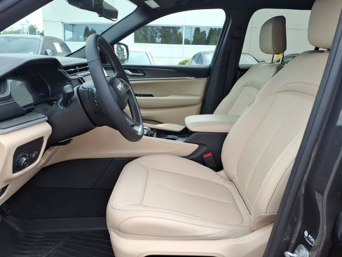 Used 2025 Jeep Grand Cherokee Limited AWD/4WD image 18