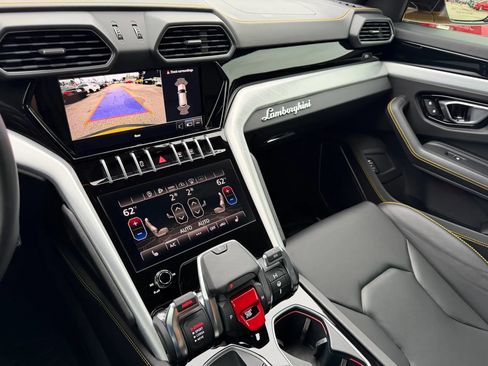Used 2022 Lamborghini Urus AWD/4WD image 46