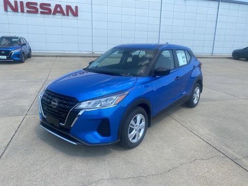 New 2025 Nissan Kicks Play S image 2