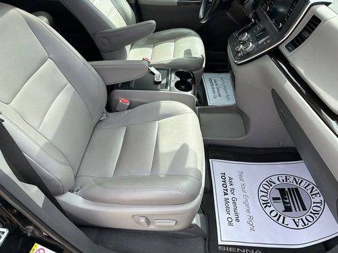 Used 2019 Toyota Sienna XLE w/ XLE Navigation Package FWD image 30