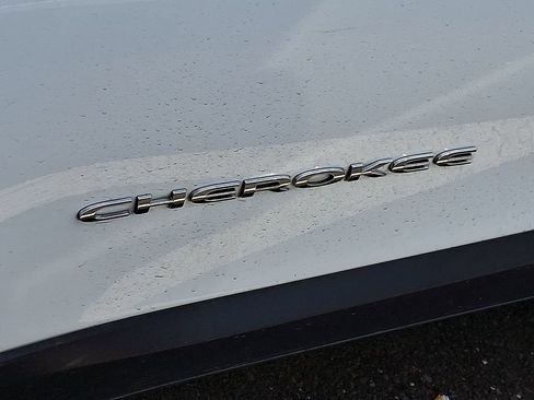 Used 2015 Jeep Cherokee Limited w/ Luxury Group AWD/4WD image 9