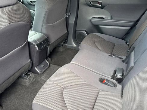 Used 2025 Toyota Highlander LE FWD image 25