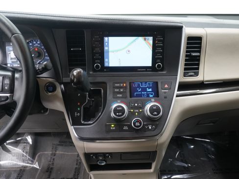 Used 2019 Toyota Sienna XLE w/ XLE Navigation Package FWD image 25