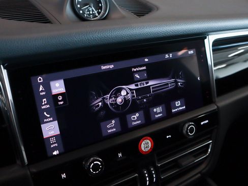 Certified 2026 Porsche Macan AWD/4WD image 22