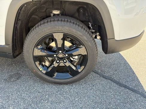 New 2025 Jeep Grand Cherokee Limited w/ Black Appearance Package image 11