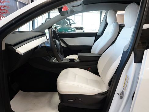Used 2021 Tesla Model Y Long Range AWD/4WD image 25