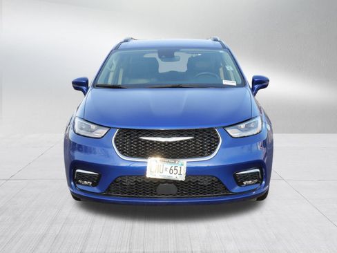 Used 2021 Chrysler Pacifica Touring-L image 2