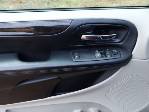 Used 2016 Dodge Grand Caravan American Value Package image 24