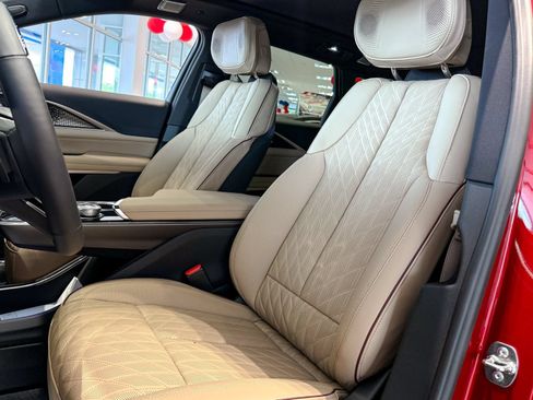 New 2026 Cadillac Lyriq Signature Sport w/ LPO, Bronce Accent Package AWD/4WD image 14