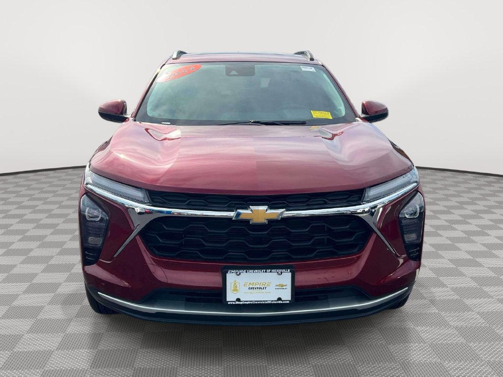 Used 2024 Chevrolet Trax LT w/ Sunroof Package FWD image 2