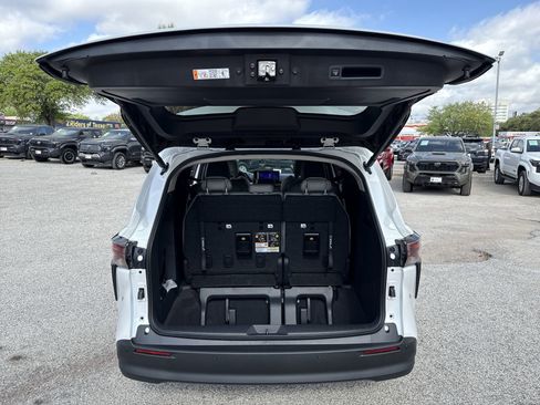Used 2026 Toyota Sienna XLE image 21