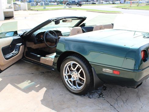Used 1996 Chevrolet Corvette Convertible RWD image 3