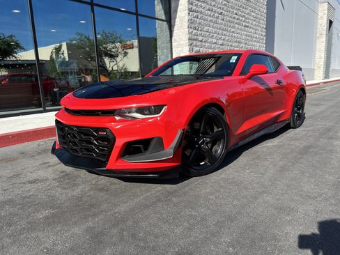 Used 2018 Chevrolet Camaro SS image 3
