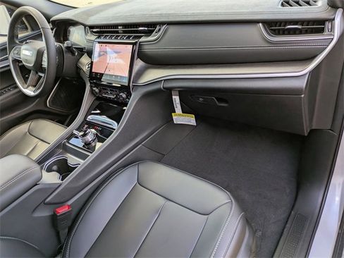 New 2025 Jeep Grand Cherokee Limited w/ Black Appearance Package image 30