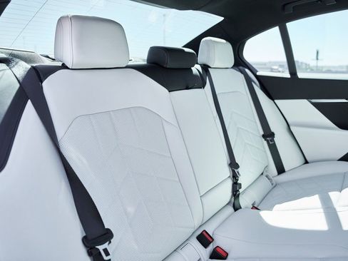 Used 2026 BMW 550e xDrive image 41