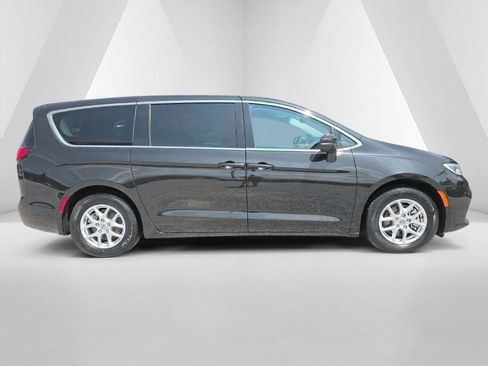 Used 2023 Chrysler Pacifica Touring-L FWD image 4