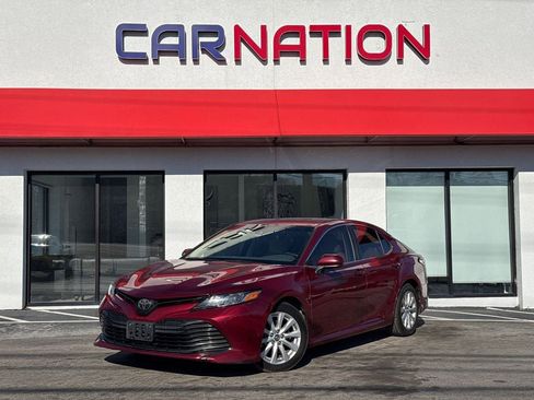Used 2018 Toyota Camry LE image 2