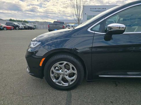 Used 2023 Chrysler Pacifica Limited image 19