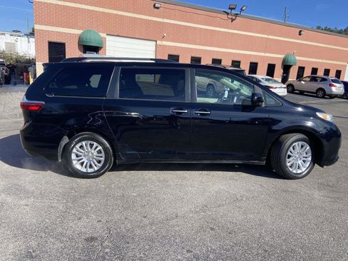 Used 2016 Toyota Sienna XLE image 23