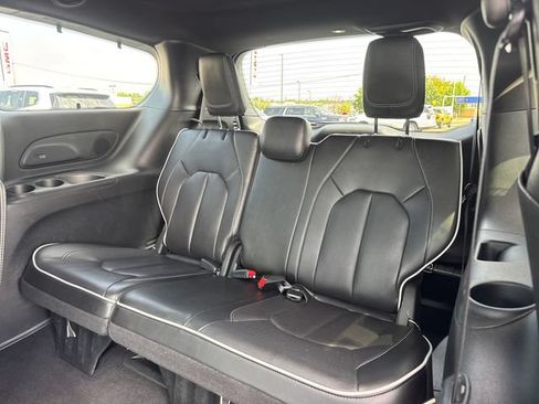 Used 2025 Chrysler Pacifica Limited FWD image 12