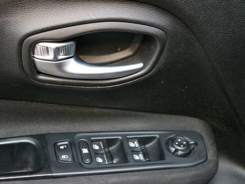 Used 2018 Jeep Renegade Latitude w/ Cold Weather Group AWD/4WD image 15