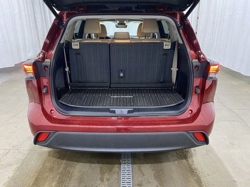 Certified 2021 Toyota Highlander XLE image 13