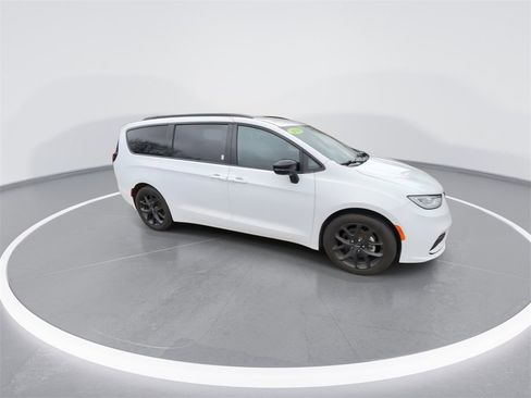 Used 2024 Chrysler Pacifica Touring-L w/ S Appearance Package image 2