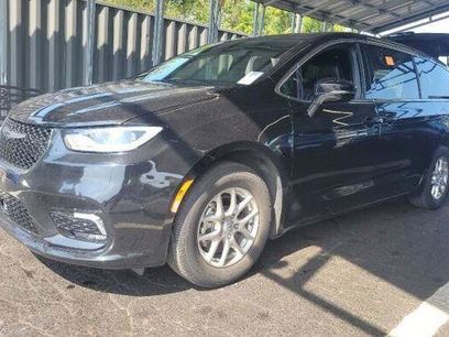 Used 2025 Chrysler Pacifica Select