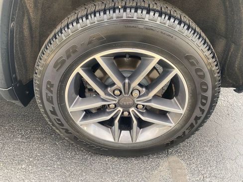 Used 2019 Jeep Grand Cherokee Limited image 28