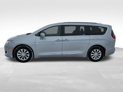 Used 2018 Chrysler Pacifica Touring-L Plus image 4