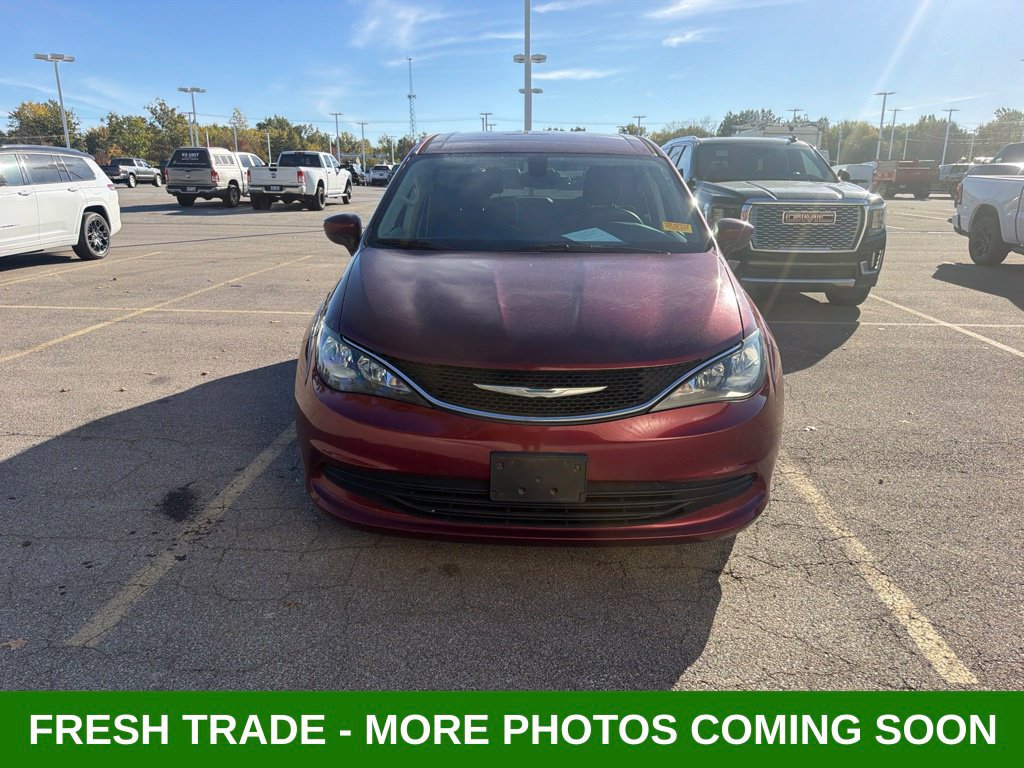 Used 2017 Chrysler Pacifica Touring FWD image 3