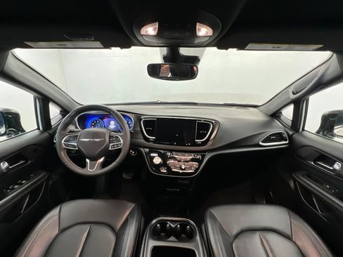 Certified 2025 Chrysler Pacifica Select FWD image 9