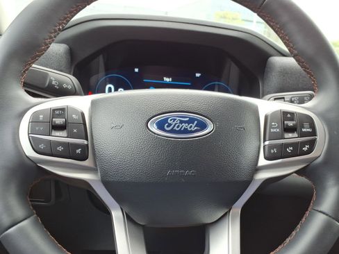 Used 2025 Ford Explorer Active AWD/4WD image 25