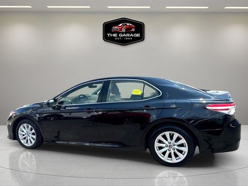 Used 2018 Toyota Camry LE image 2