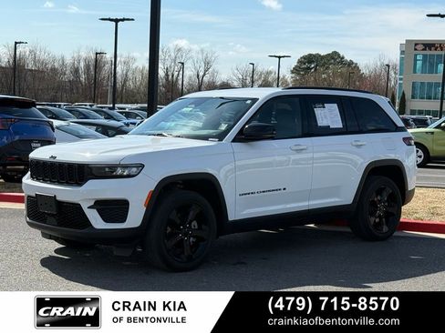 Used 2023 Jeep Grand Cherokee Altitude AWD/4WD image 3