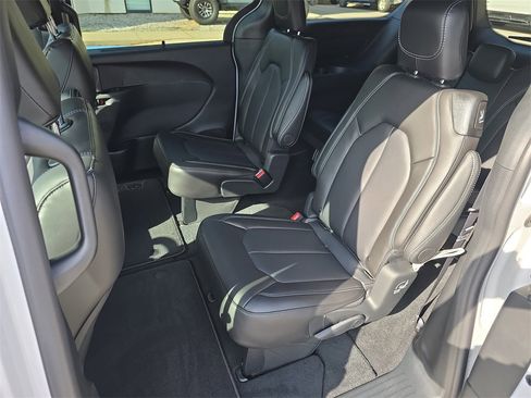 New 2026 Chrysler Pacifica Select image 33